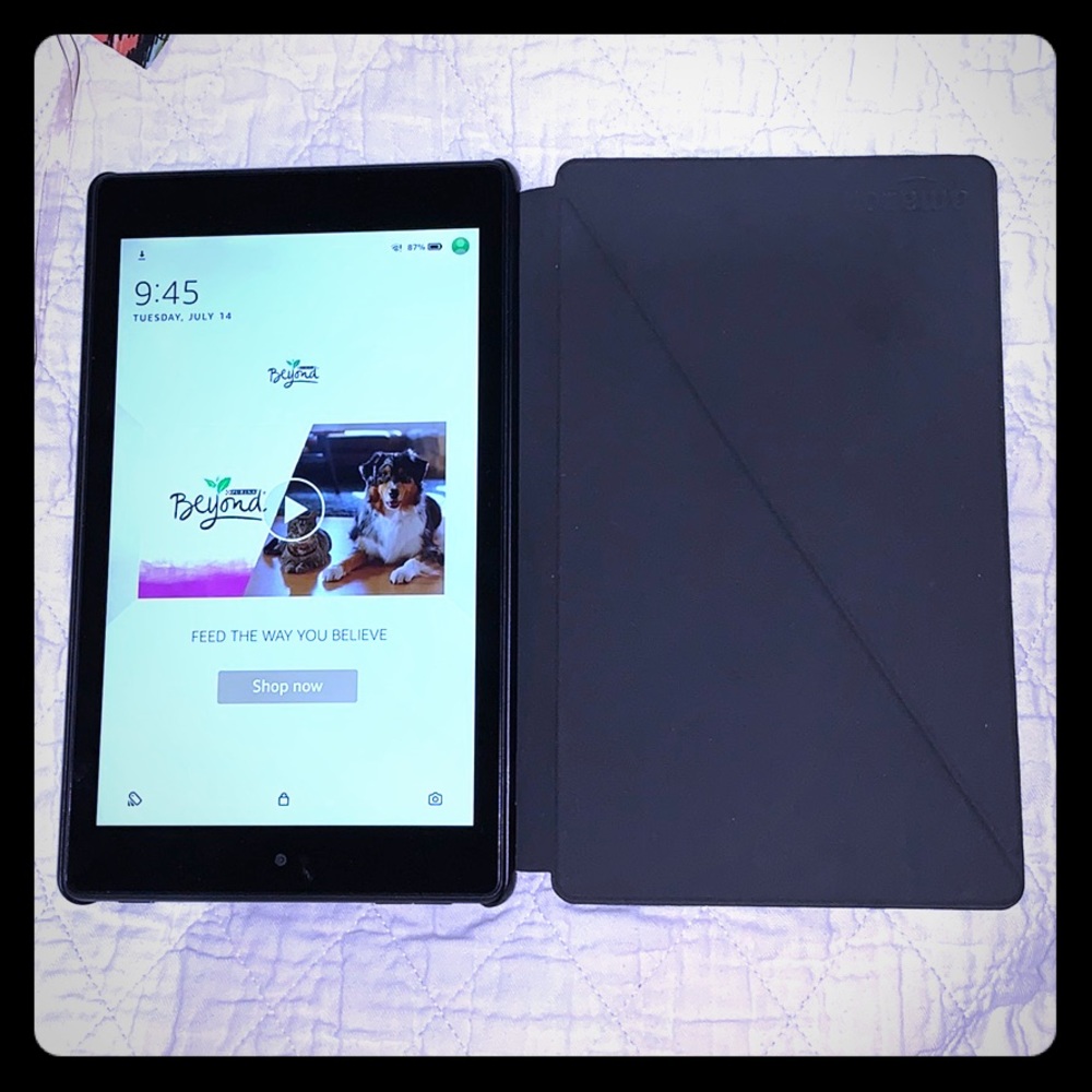 BRAND NEW Amazon Kindle Fire 8 w/Magnetic Cover